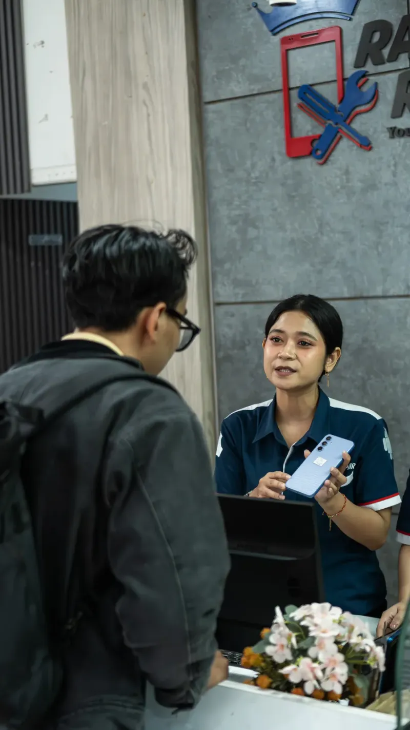 Staf Raja Repair melayani pelanggan di meja depan