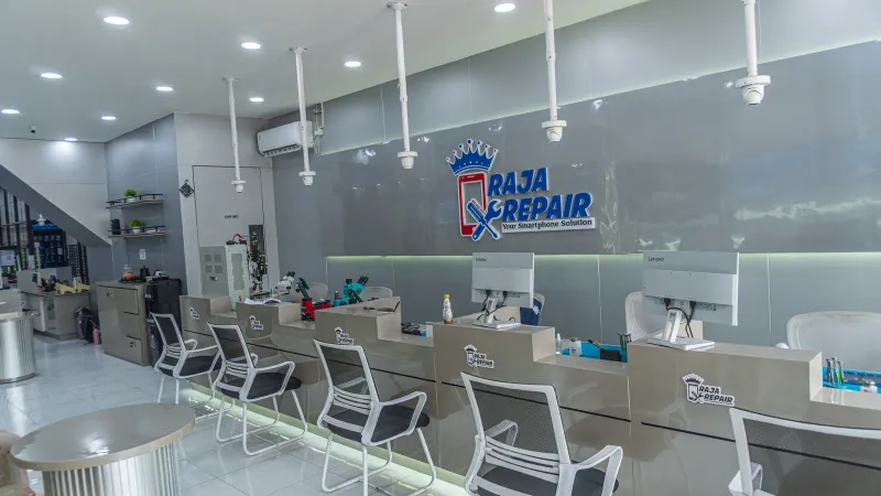 Ruang tunggu Raja Repair yang bersih dan nyaman